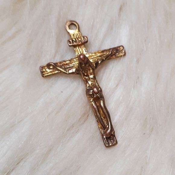 ~{Vintage}~ Gold tone crucifix charm. - Picture 3 of 4
